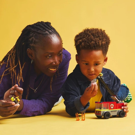 LEGO CITY Hasičské auto s rebríkom pripravené na zásah pri požiari