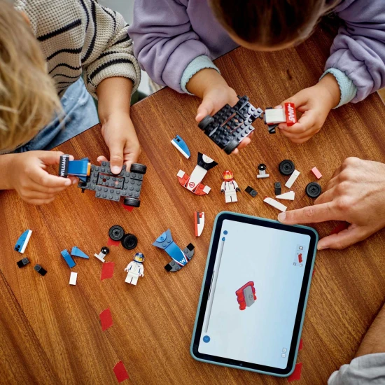 LEGO CITY pretekárske autá F1® Williams Racing a Haas F1® pripravené na štart