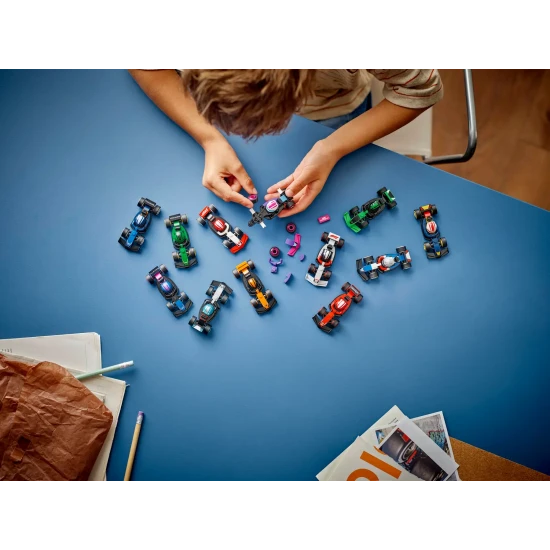 LEGO F1 71049 zberateľské pretekárske auto, minifigúrka s prilbou a kolesami