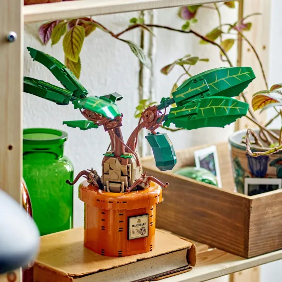 LEGO Harry Potter Mandragora v kvetináči s pohyblivými listami a telom, inšpirovaná filmovou sériou.
