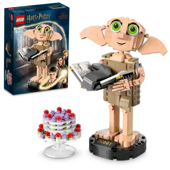 LEGO figúrka Dobbyho stojí na podstavci s menovkou, drží Harryho ponožku v denníku Toma Riddla a vedľa neho levituje pudingový koláč tety Petunie.