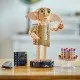LEGO figúrka Dobbyho stojí na podstavci s menovkou, drží Harryho ponožku v denníku Toma Riddla a vedľa neho levituje pudingový koláč tety Petunie.