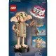 LEGO figúrka Dobbyho stojí na podstavci s menovkou, drží Harryho ponožku v denníku Toma Riddla a vedľa neho levituje pudingový koláč tety Petunie.