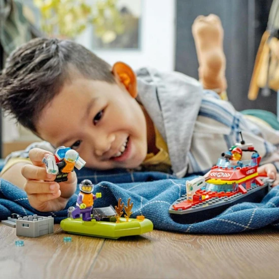 Vzrušujúce dobrodružstvá na vás čakajú v tejto stavebnici , ktorá obsahuje výkonnú loď a nafukovací motorový čln.