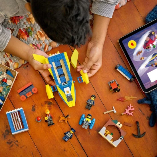 LEGO City Misia detektíva pobrežnej stráže Vystavajte si svoje LEGO dobrodružstvá spôsobom, ako nikdy predtým! Stiahnite si bezplatnú appku a riaďte sa digitálnym príbehom.