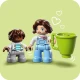Vydajte sa na poriadne dobrodružstvo vďaka stavebnici LEGO® DUPLO® Mesto: Pojazdný rodinný domček (10986). 