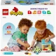 Vydajte sa na poriadne dobrodružstvo vďaka stavebnici LEGO® DUPLO® Mesto: Pojazdný rodinný domček (10986). 