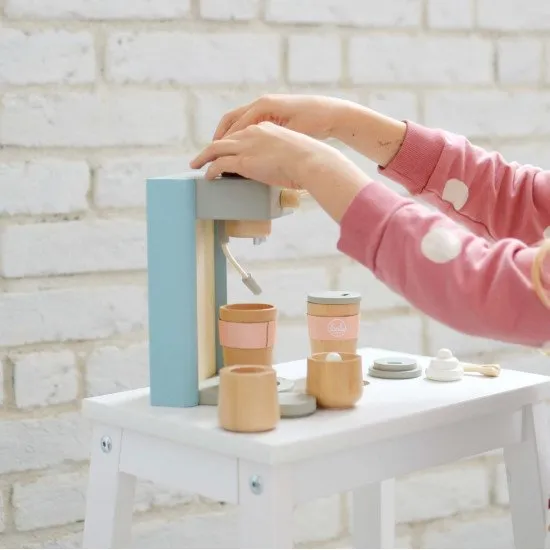 Drevený kávovar Tasty s príslušenstvom pre malých baristov.