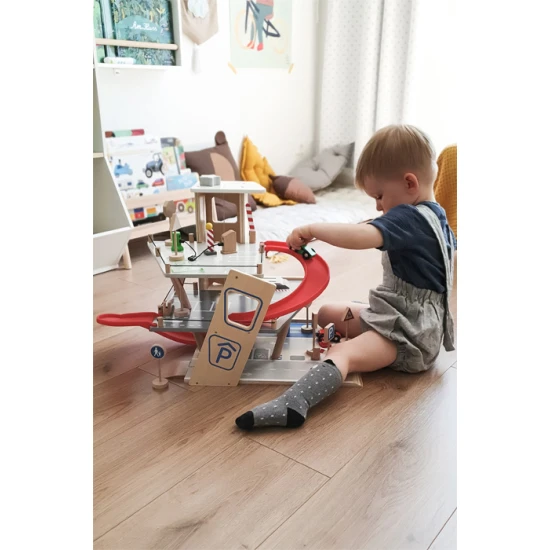 Trojposchodová garáž s magnetickými prvkami pre malých pretekárov.