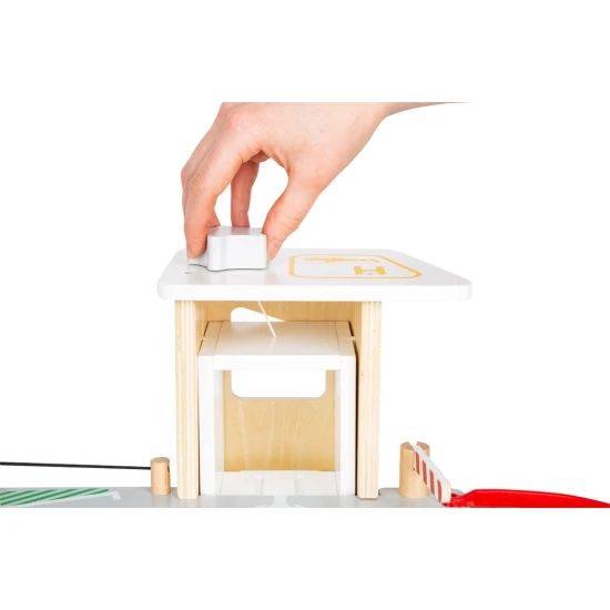 Trojposchodová garáž s magnetickými prvkami pre malých pretekárov.