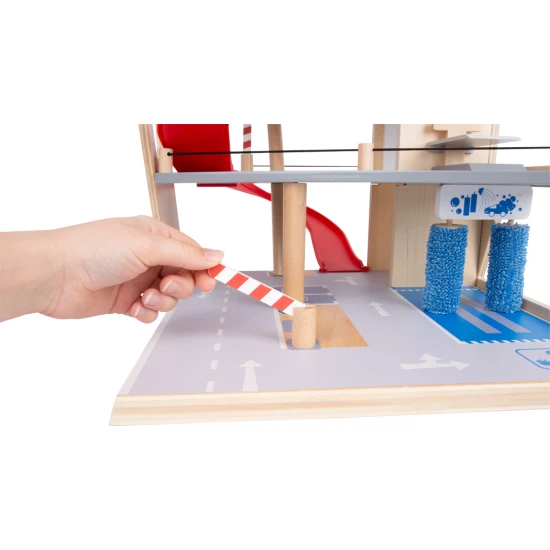 Trojposchodová garáž s magnetickými prvkami pre malých pretekárov.