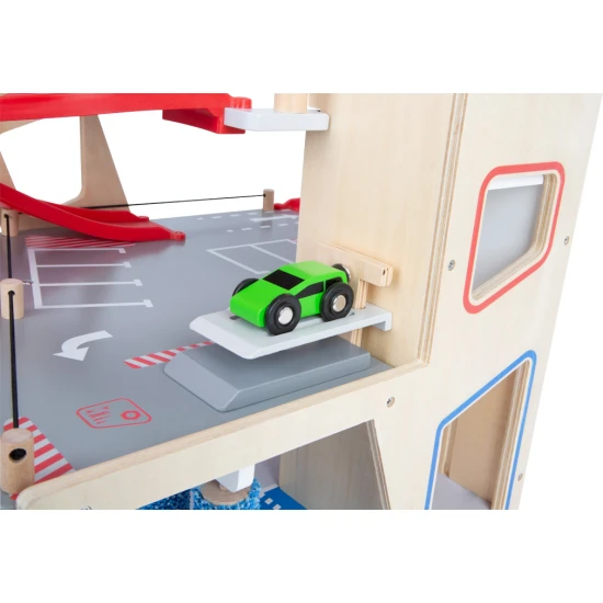 Trojposchodová garáž s magnetickými prvkami pre malých pretekárov.