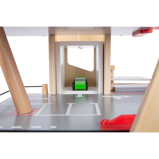 Trojposchodová garáž s magnetickými prvkami pre malých pretekárov.