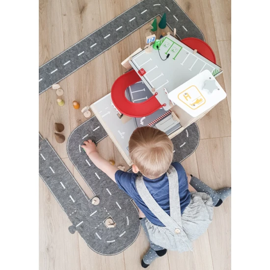 Trojposchodová garáž s magnetickými prvkami pre malých pretekárov.