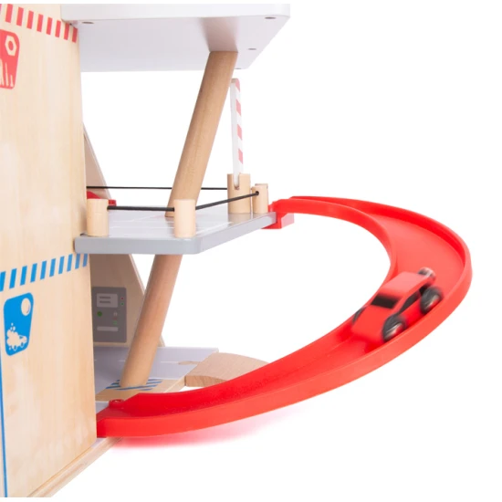 Trojposchodová garáž s magnetickými prvkami pre malých pretekárov.