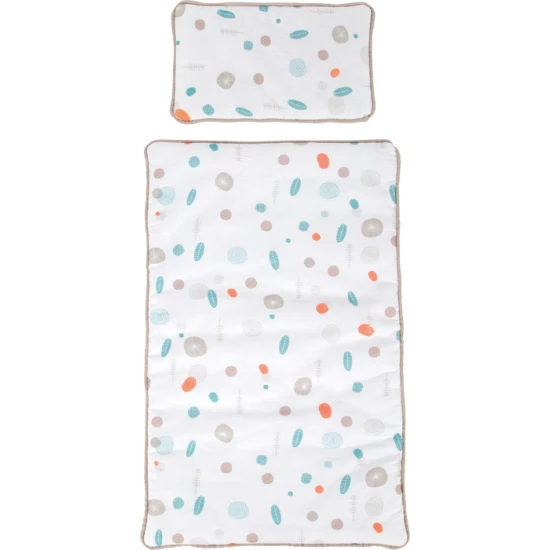 Drevená biela postieľka pre bábiky s obliečkami.