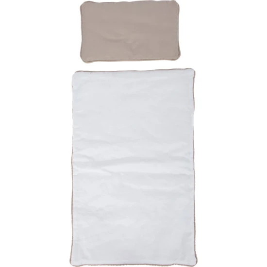 Drevená biela postieľka pre bábiky s obliečkami.