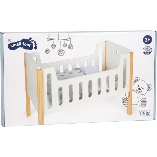 Drevená biela postieľka pre bábiky s obliečkami.