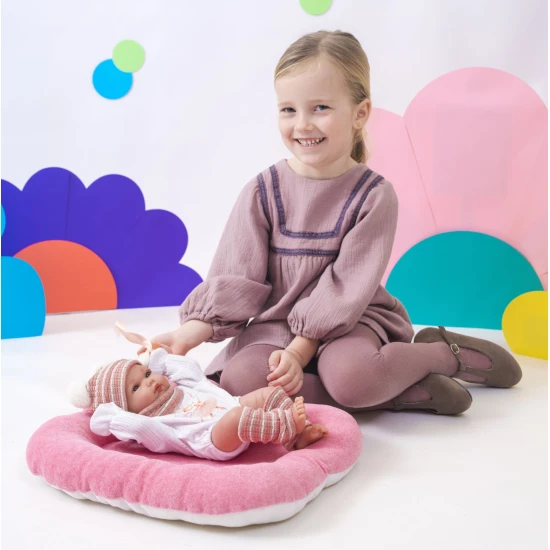 Llorens Bábätko s celovinylovým telom dievčatko s pruhovanou čiapkou s brmbolcami 35 cm