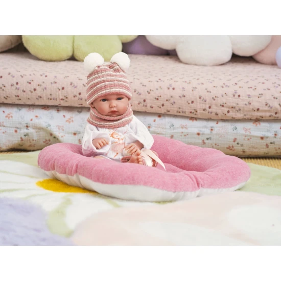 Llorens Bábätko s celovinylovým telom dievčatko s pruhovanou čiapkou s brmbolcami 35 cm