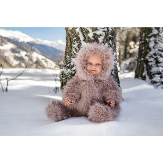 Hovoriace bábätko Llorens 45 cm v huňatom overale – mäkké telo, zvuková bábika