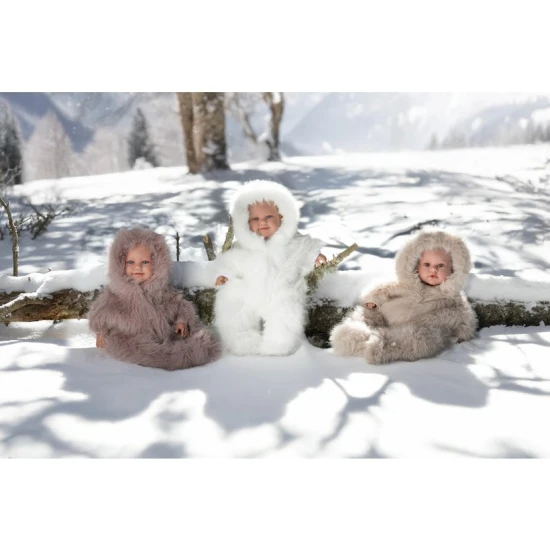 Hovoriace bábätko Llorens 45 cm v huňatom overale – mäkké telo, zvuková bábika