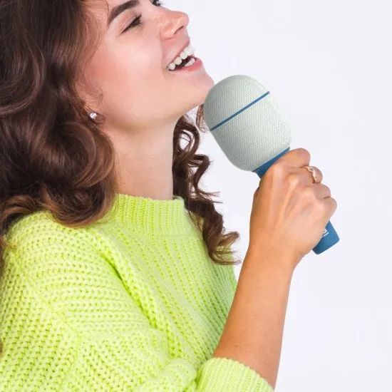 Modrý bezdrôtový mikrofón pre malé spevácke talenty.