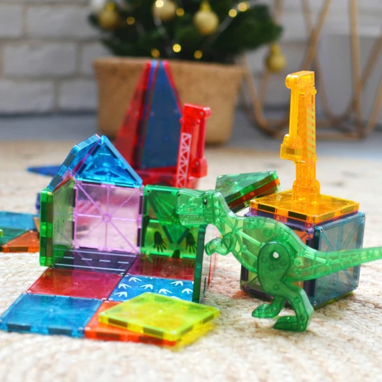 Magnetická stavebnica Dino s dinosaurami a farebnými dielikmi.