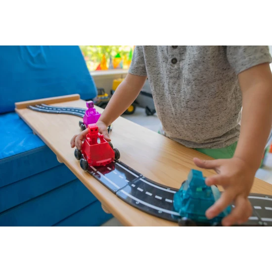 Pripravte sa na preteky s magnetickou stavebnicou Dashers.