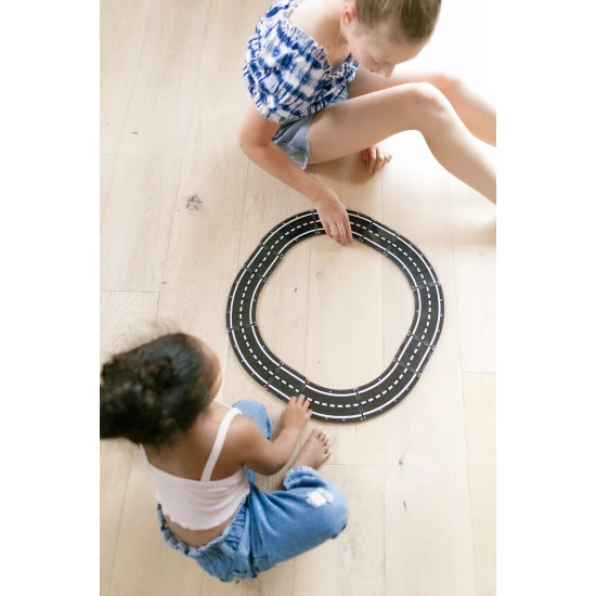 S magnetickou stavebnicou si vytvoríte rôzne typy ciest.