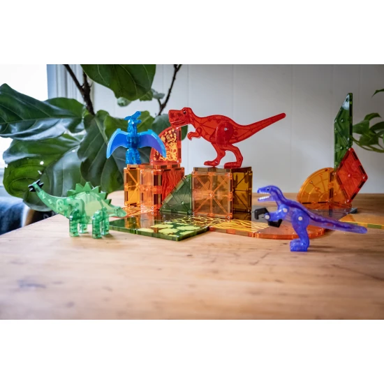 Magnetická stavebnica Dino s dinosaurami a farebnými dielikmi.