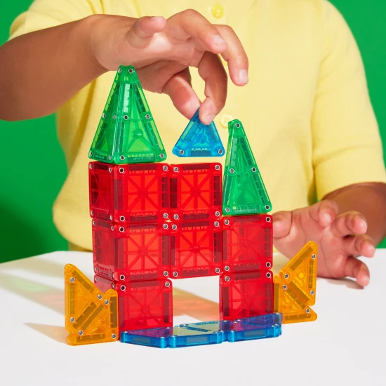 Magnetická stavebnica MAGNA-TILES vhodná na cestovanie.