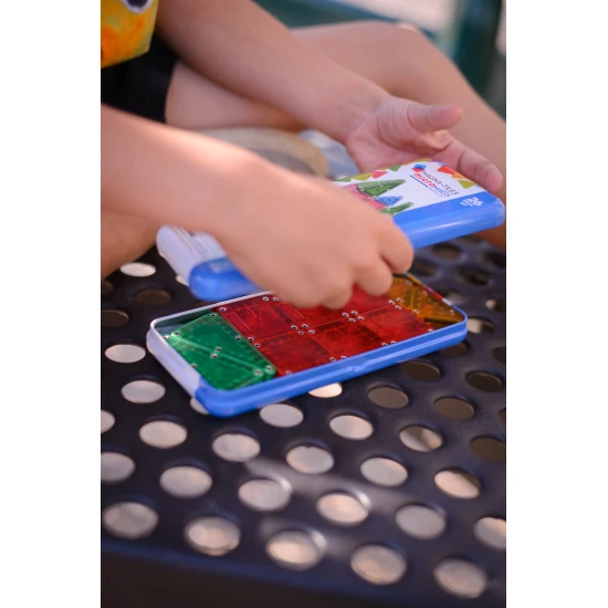 Magnetická stavebnica MAGNA-TILES vhodná na cestovanie.