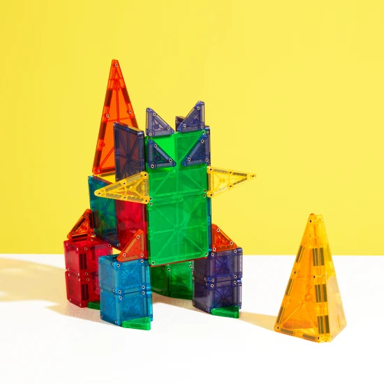 Stavebnica MAGNA-TILES kombinuje veľké a malé dieliky.