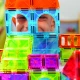 Magnetická stavebnica MAGNA-TILES City Center – 110 dielov s cestami, schodmi, autami a mestskými prvkami