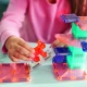 Magnetická stavebnica MAGNA-TILES Cat Tree – mačací strom s figúrkou, microMAGS dielikmi a dekoráciami