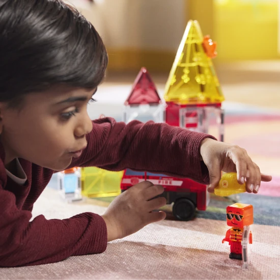 Magnetická stavebnica MAGNA-TILES Fire Rescue – detské hasičské auto, figúrka hasiča a ohnivé dieliky