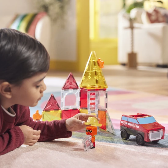Magnetická stavebnica MAGNA-TILES Fire Rescue – detské hasičské auto, figúrka hasiča a ohnivé dieliky