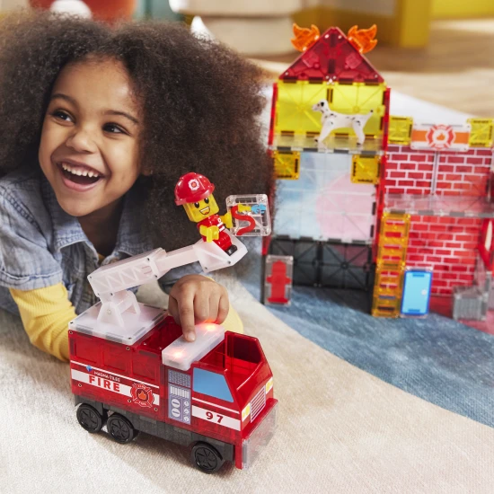 Magnetická stavebnica MAGNA-TILES Hasičská stanica – detská stavebnica s hasičom, rebríkom, svetlami a sirénou