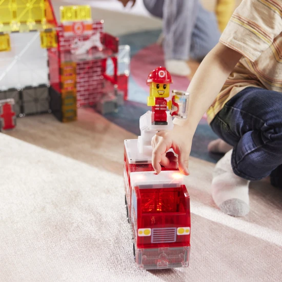 Magnetická stavebnica MAGNA-TILES Hasičská stanica – detská stavebnica s hasičom, rebríkom, svetlami a sirénou