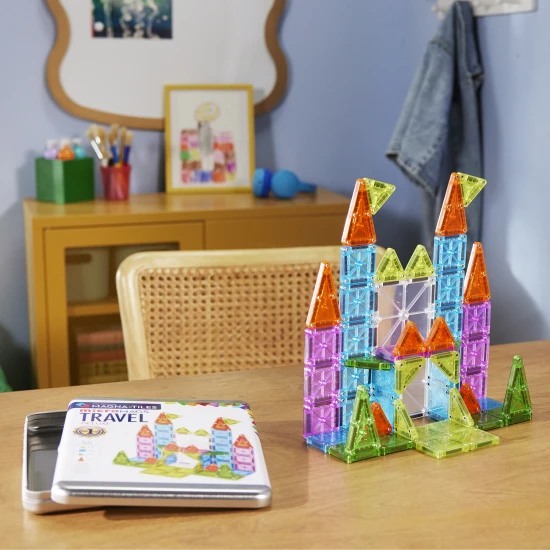 Magnetická stavebnica MAGNA-TILES Travel Set Deluxe – 55 mini dielikov v plechovom puzdre pre hru na cestách
