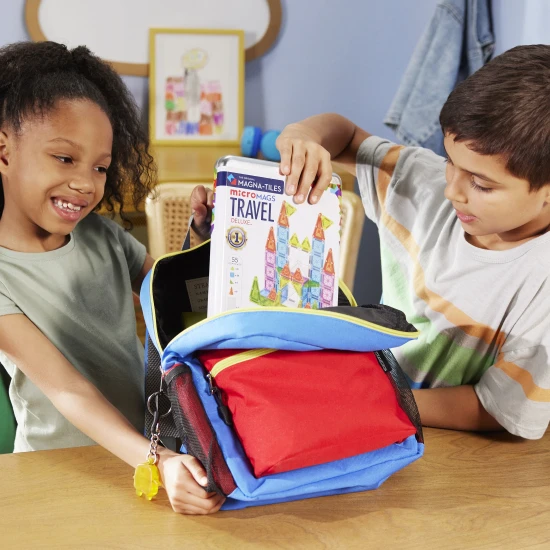 Magnetická stavebnica MAGNA-TILES Travel Set Deluxe – 55 mini dielikov v plechovom puzdre pre hru na cestách