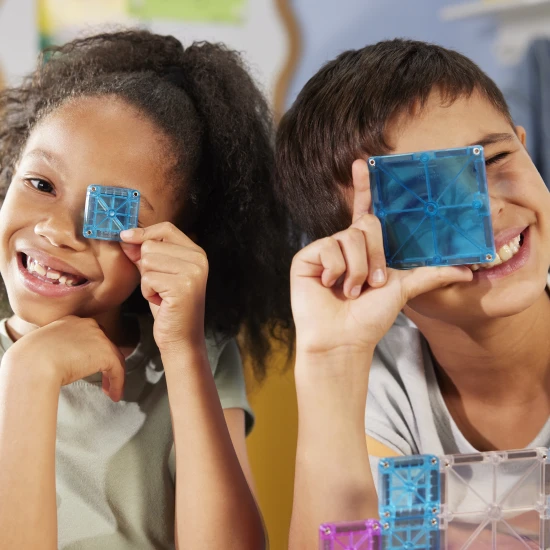 Magnetická stavebnica MAGNA-TILES Travel Set Deluxe – 55 mini dielikov v plechovom puzdre pre hru na cestách