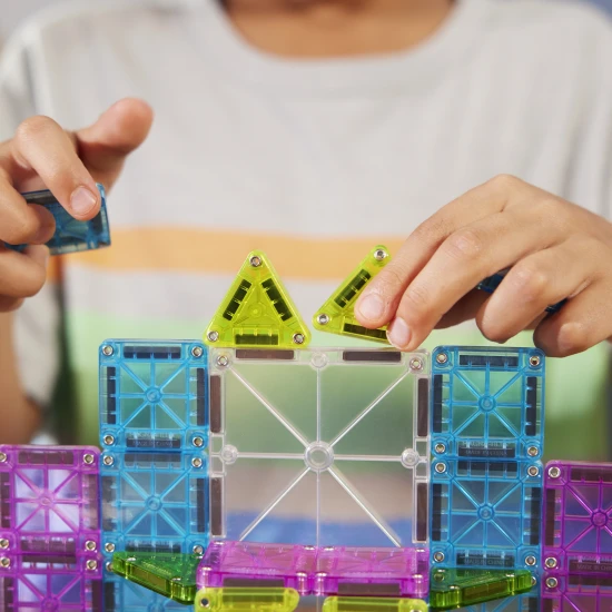 Magnetická stavebnica MAGNA-TILES Travel Set Deluxe – 55 mini dielikov v plechovom puzdre pre hru na cestách