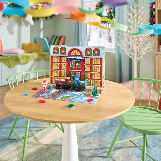 Magnetická stavebnica MAGNA-TILES microMAGS Adventný kalendár – 34 dielikov s vianočnými motívmi, figúrkami a mikropodvozkom