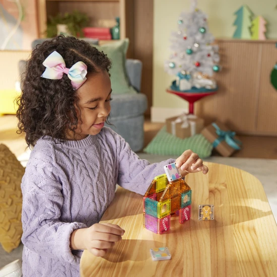 MAGNA-TILES microMAGS Gingerbread House Travel Set – magnetická stavebnica 24 dielov pre deti od 3 rokov