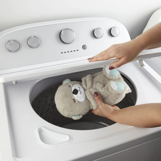 Upokojujúca vydra od Fisher-Price s jemným bruškom a svetlami, ideálna na zaspávanie.