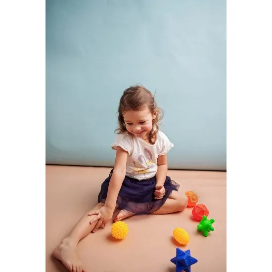 Šesť farebných masážnych loptičiek rôznych tvarov.