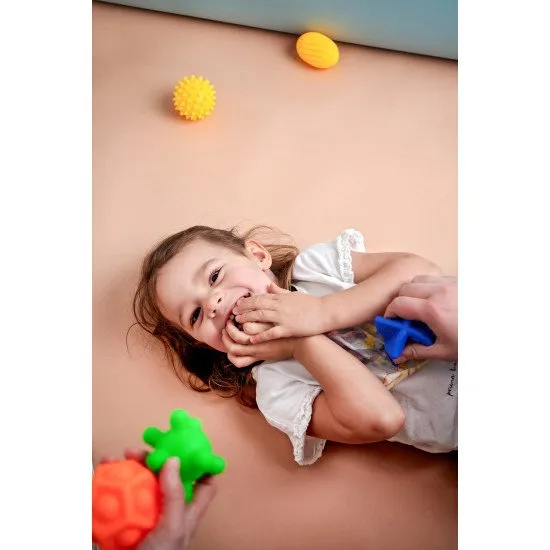 Šesť farebných masážnych loptičiek rôznych tvarov.