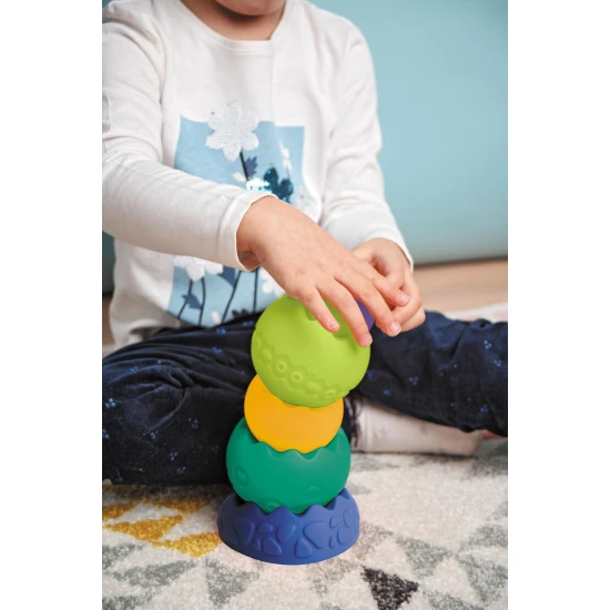 Kreatívna hračka, ktorá povzbudzuje batoľatá, aby objavovali svoje zmysly, učí motorickú a vizuálnu koordináciu a priestorové vnímanie.